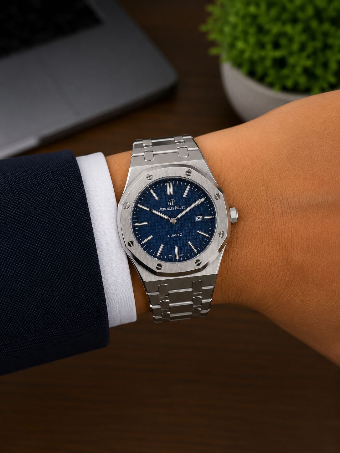 AP QUARTX BLUE WITH SILVER CHAIN