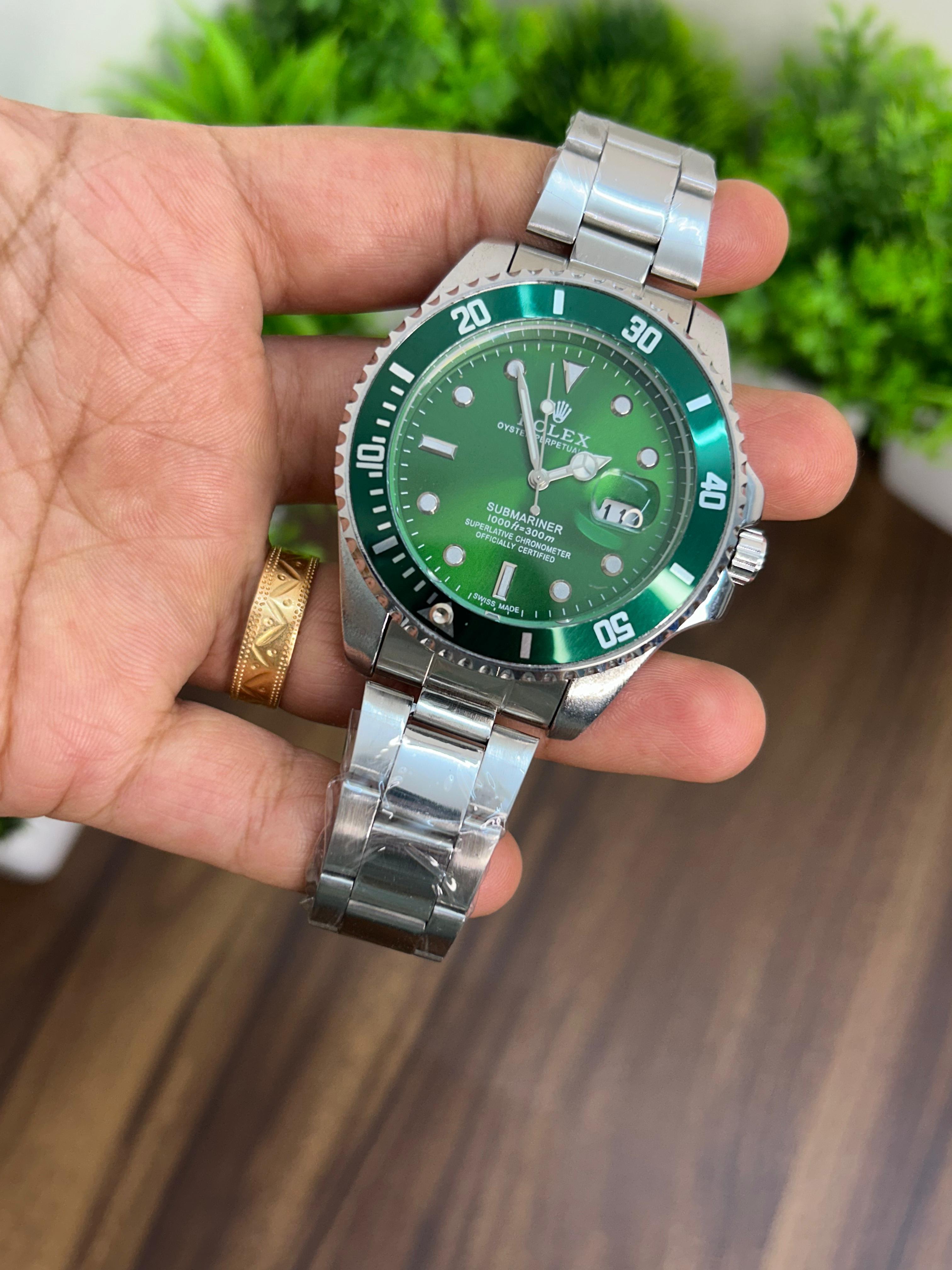 ROLEX SUBMARINER GREEN WITH SILVER CHAIN