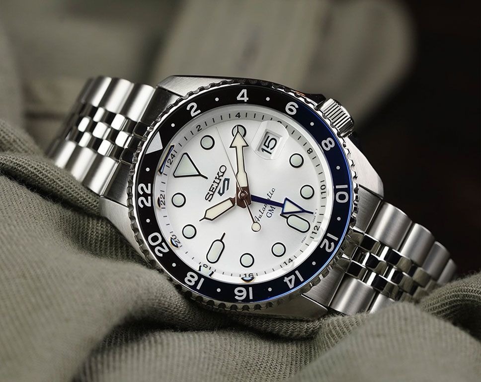 SEIKO GMT 5, WHITE DIAL BLACK BEZEL